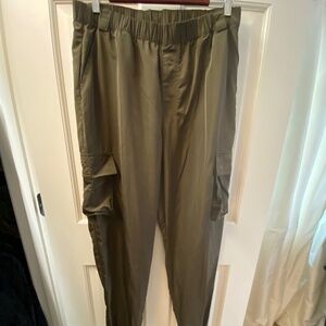 ALO Yoga Cargo Pants, Dark Green, Size Large